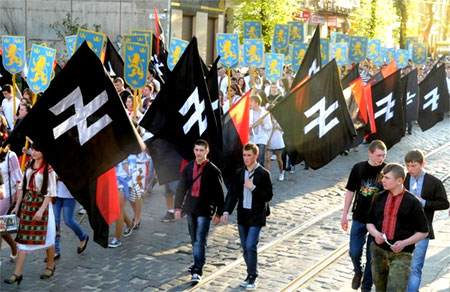 Украинские нацисты шагают по центру Киева
