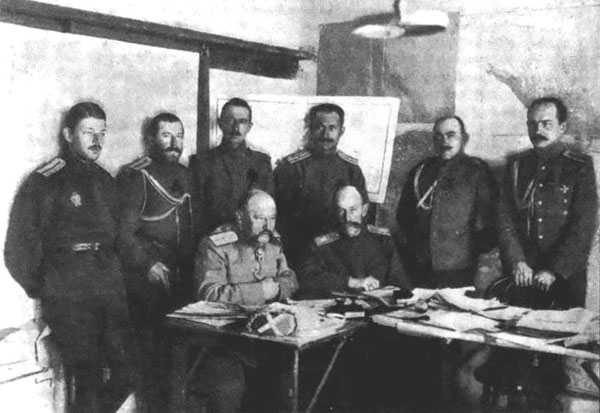 Генерал Юденич и генерал Томилов с чинами управления генерал-квартирмейстера штаба Кавказской армии