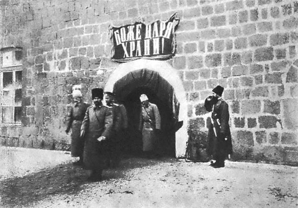 Государь Николай II обходит помещения гарнизона крепости Карс. 1914 г.