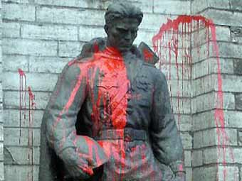 Памятник солдату-освободителю облили красной краской
