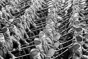 Бойцы Советской Армии на параде. И сразу на фронт...