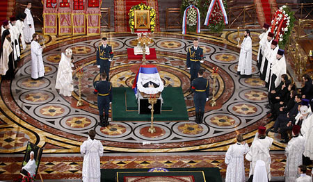 Отпевание Ельцина в ХХС: шестиконечные звезды на полу обрамляют центральное место храма перед амвоном
