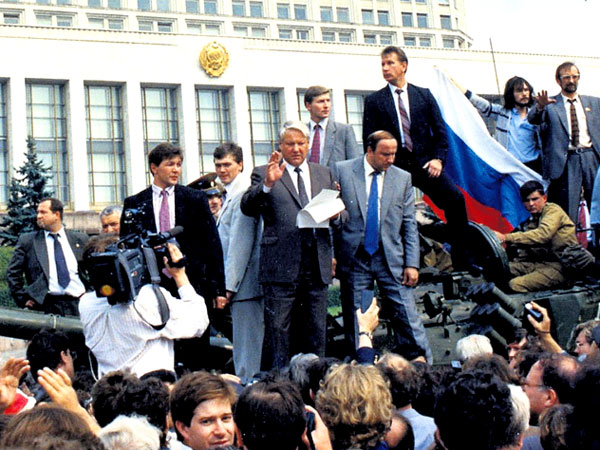 
31. "Российско-американская совместная революция"
Выступление Ельцына на танке