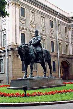 Памятник Александру III у Мраморного дворца (работы П. Трубецкого).