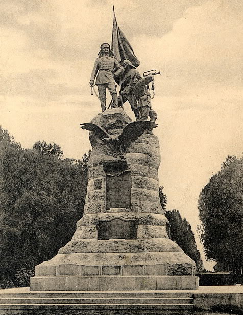 Памятник первому туркестанскому генерал-губернатору Константину Петровичу фон Кауфману и покорителям Средней Азии, открыт в Кауфманском сквере в центре Ташкента в 1913 г., уничтожен большевиками в 1919 г.