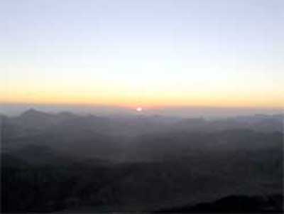 Восход солнца на горе Синай. Сопровождался "пляской солнца" (ноябрь 2005)