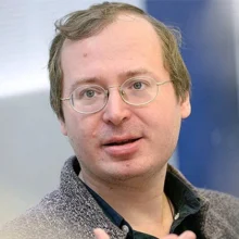 Мы живем в казенном доме, где всё еще командует Советская власть