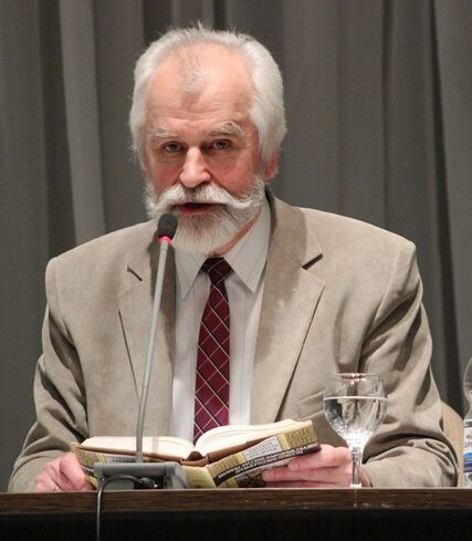 На вопрос, следует ли объяснять детям христианские мотивы сказок, Александр Николаевич ответил: можно, если ребенок способен это понять, но главное — чтобы это понимали сами родители. Сказками они сеют семена, которые в свое время взойдут и дадут духовные ростки. «Сказки нас учат прямо или косвенно. Косвенно — когда мы принимаем то сокровенное знание, которое находится в сказках, не отдавая себе в этом отчета. До времени оно лежит под спудом и потом пробуждается, когда появляется некий толчок, а он возникает в случае нашего духовного роста».