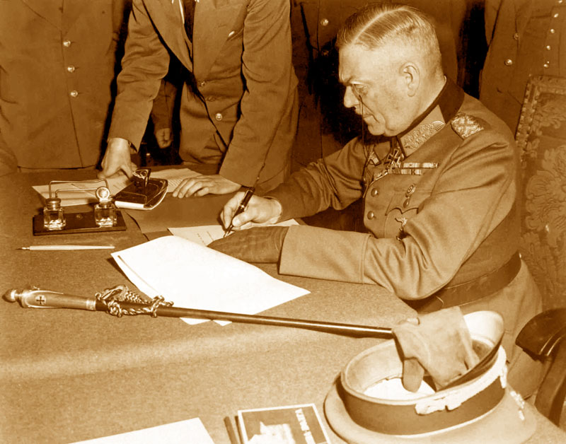 Вильгельм Кейтель подписывает Акт о безоговорочной капитуляции Германии