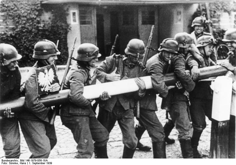 Солдаты Вермахта ломают шлагбаум на пограничном пункте в Сопоте (граница Польши и Вольного города Данцига). 1 сентября 1939 г. ‒ этот день принято считать началом Второй мiровой войны.