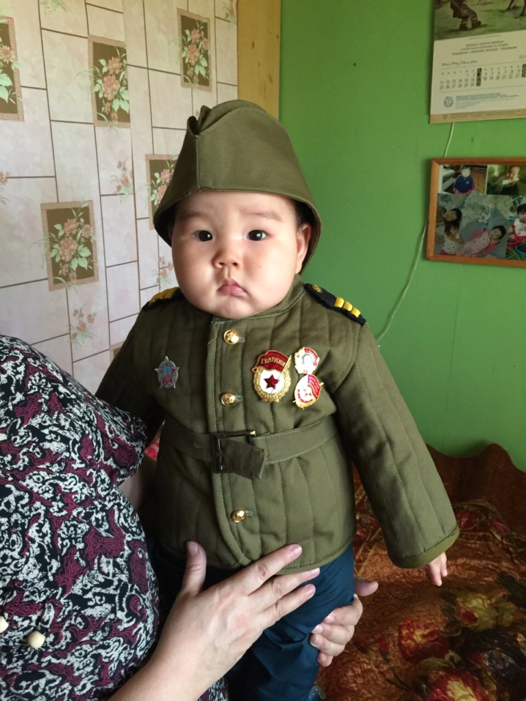 Дети в военной форме. Малыш в военной форме. Маленькие дети в военной форме. Малыш в солдатской форме.