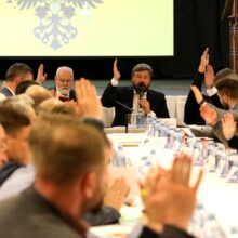 «Похоронив Двуглавый Орел, могильщики поют