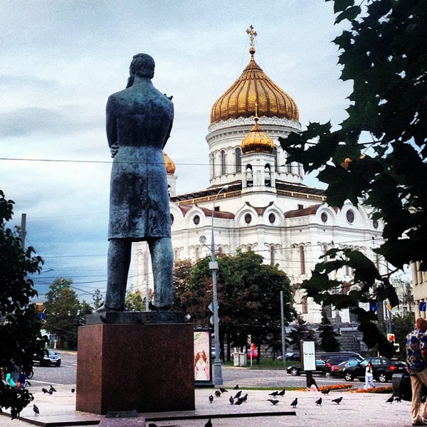 Богоборец Фридрих Энгельс стоит на площади перед храмом Христа Спасителя