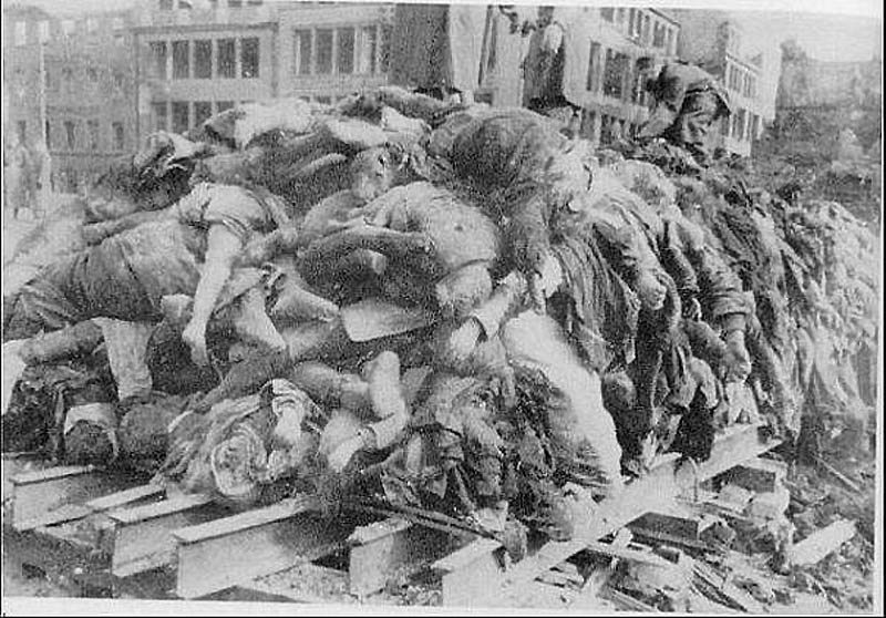 Жертвы англо-американских бомбардировок в Дрездене. Верхнее обрезанное фото выдается за жертвы холокоста