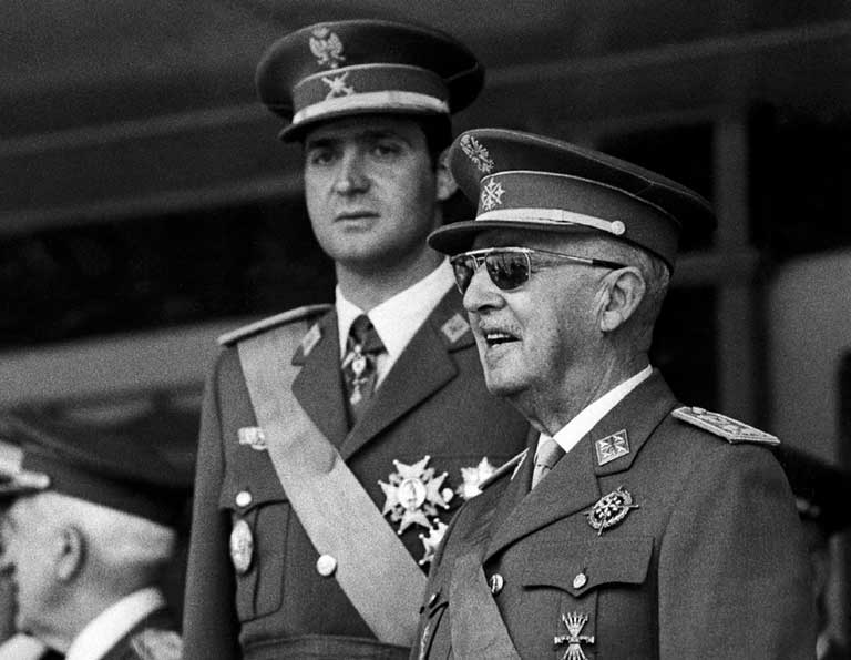 Франциско Франко и Хуан Карлос. После смерти своего защитника и благодетеля король отречется от него.
