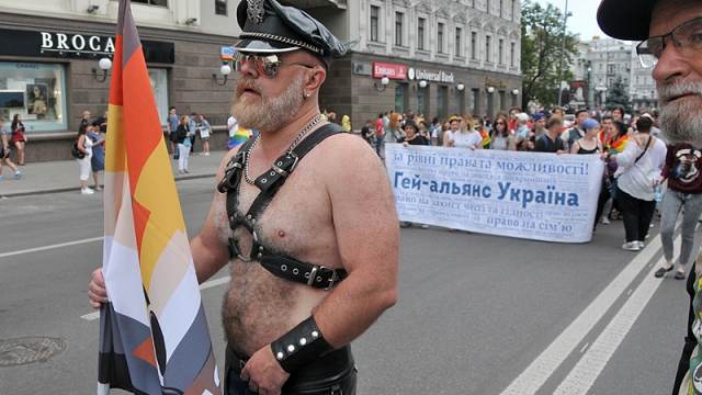 Руководство стран НАТО провело в Киеве парад содомитов