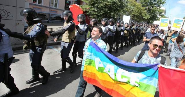 Руководство стран НАТО провело в Киеве парад содомитов