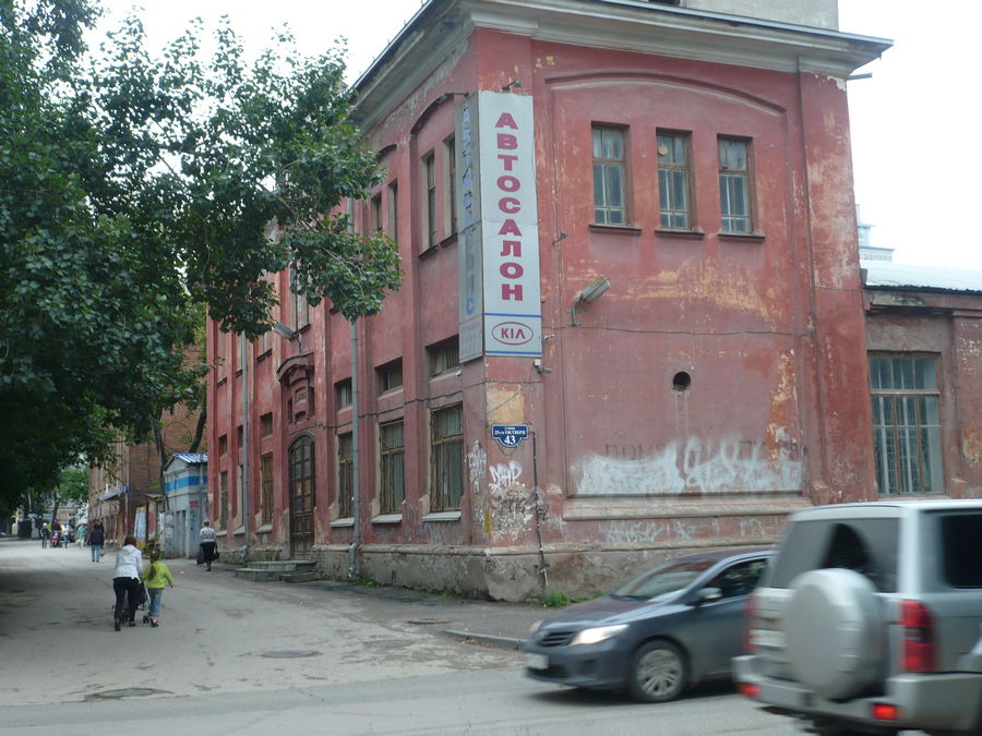 Штаб секты «ХАБАД Любавич» в Перми по адресу ул. 25 Октября, 43, не имеющий никаких вывесок и замаскированный под автосалон