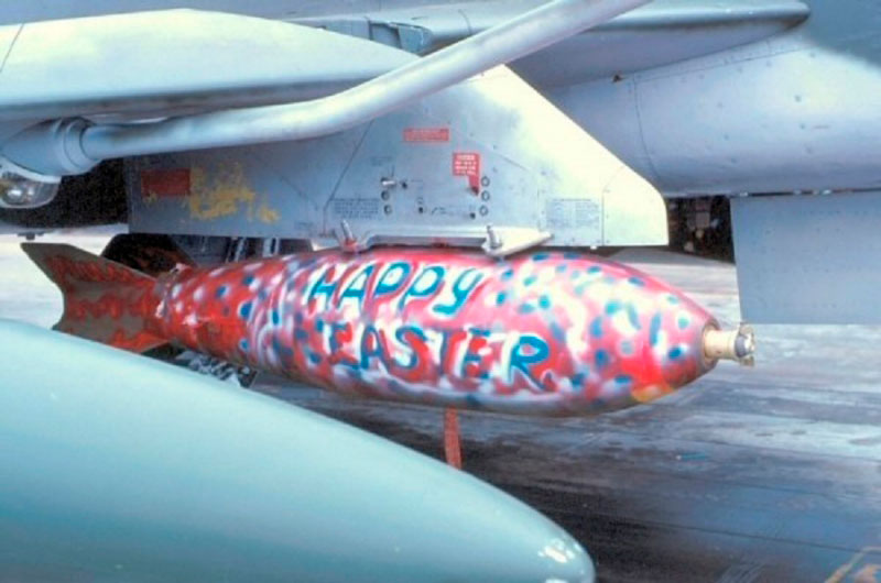 Happy easter (Счастливой пасхи) ‒ надпись на натовских бомбах для сербов во время агрессии 1999 г.