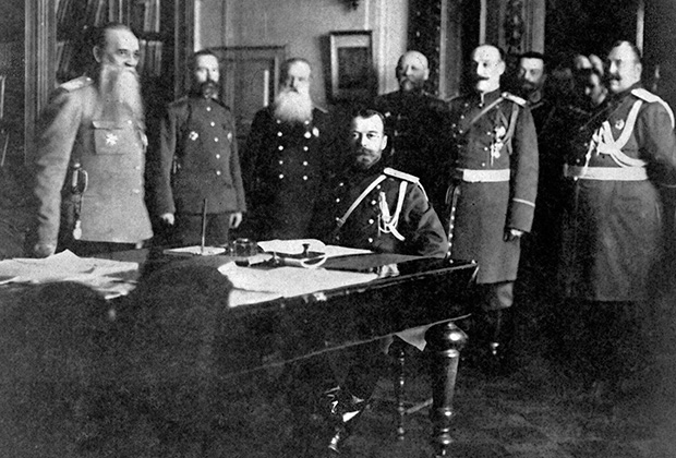 Император Николай II и члены Военного совета. Царь работал с документами