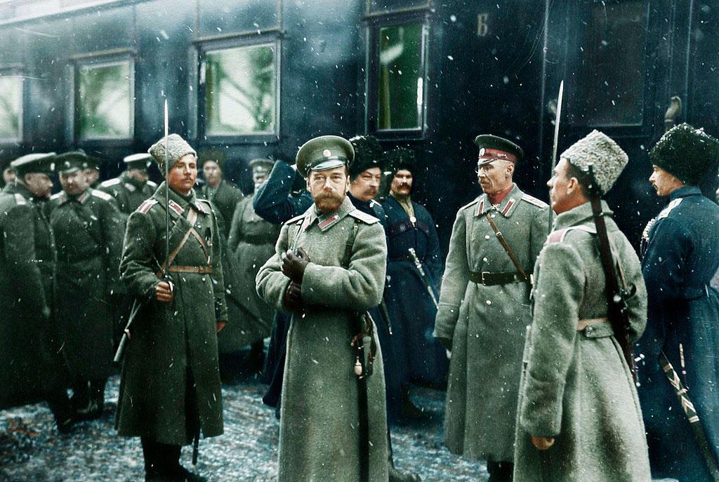 Император Николай II под конвоем