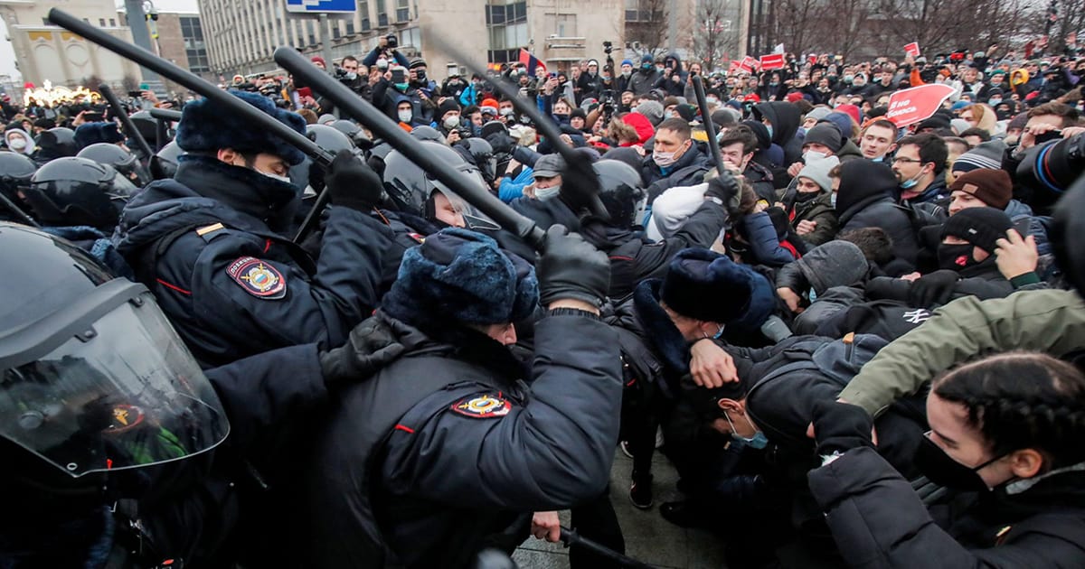 ОМОН разгоняет протест за Навального