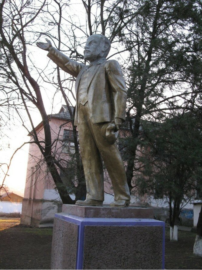 Памятник Ленину с чужой головой в Суклее (Молдавия)