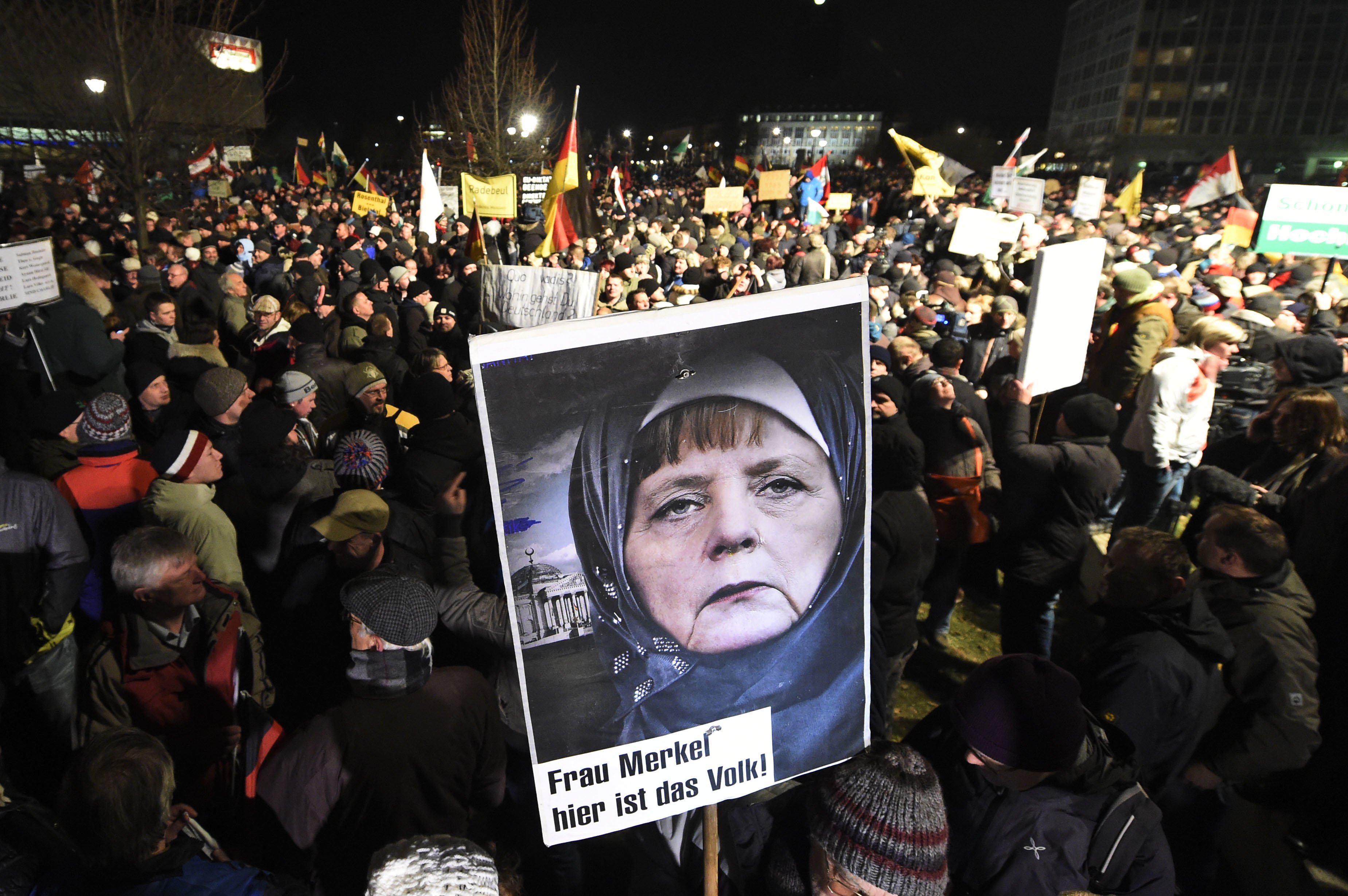 Против мигрантов. Митинг в Германии против Меркель. Немцы против мигрантов. Германия мигранты протесты. Мигранты в Германии Меркель.