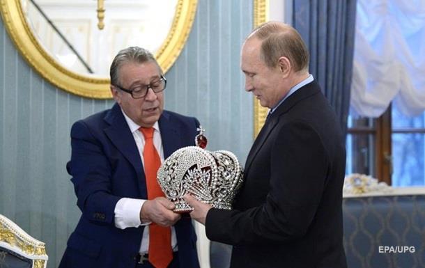 Путину преподнесли корону