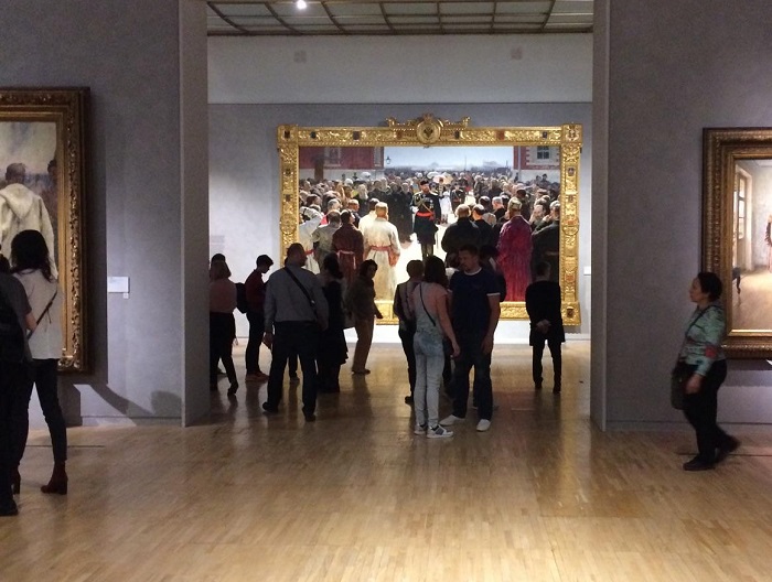 Посетители на выставке Ильи Репина около картины «Приём волостных старшин императором Александром III во дворе Петровского дворца в Москве». Фото автора.