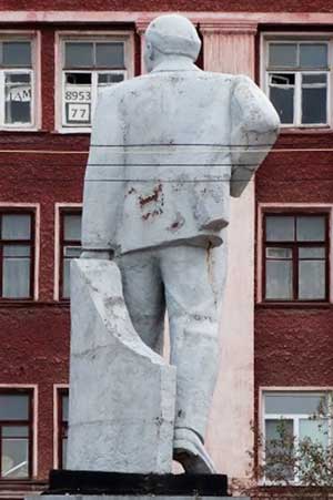 Памятник Ленину на улице Сталина, возле парка Победы, неподалеку от завода Демидова