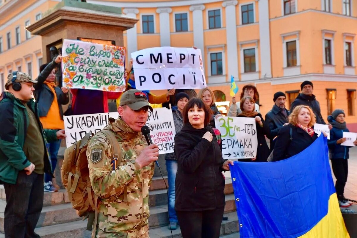 Почему теперь везде "плохо быть русским"..