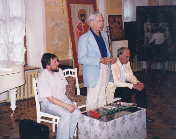 Константин Константинович Веймарн (говорит) и его брат Дмитрий Константинович в Славянском центре в Москве, 10 июня 1998 г.