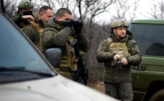 Президент Украины Владимир Зеленский во время рабочей поездки в Донецкую область. Украина на грани войны?