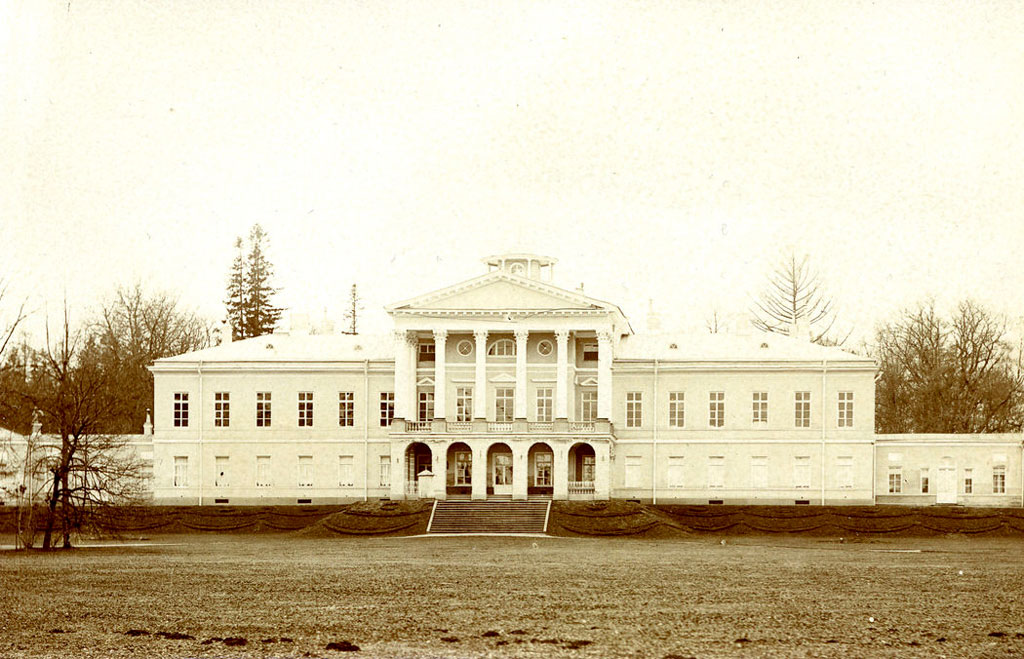 Главный фасад Ропшинского дворца. 1910