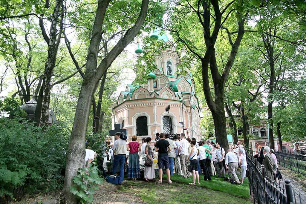 Могила А.И. Солженицына на кладбище Донского монастыря в Москве