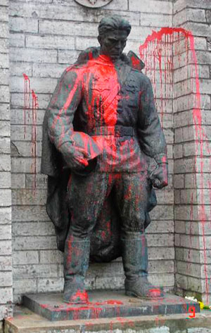 Памятник советскому воину-освободителю, облит красной краской