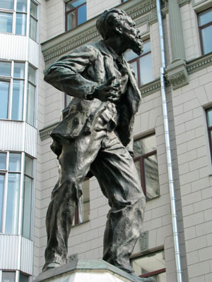 Памятник Воровскому в Москве (скульптор М.И. Кац) – один из самых нелепых даже с точки зрения канонов соцреализма. Охраняется государством РФ.