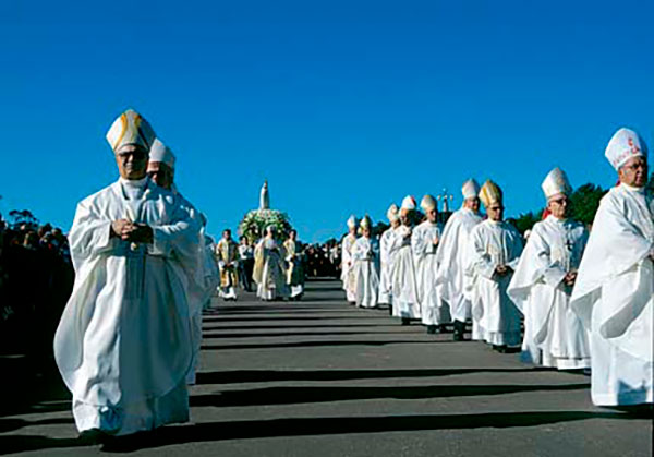 Ежегодное шествие со статуей Девы Марии в Фатиме