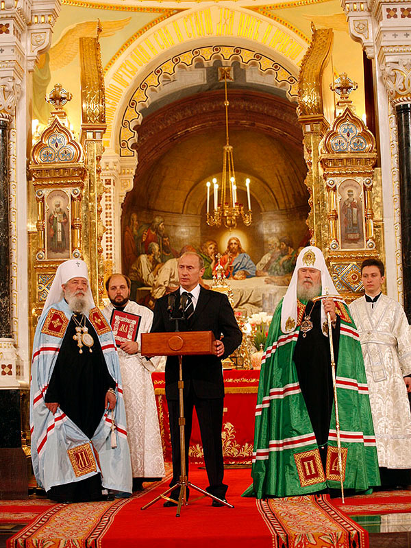 На царском месте перед алтарем