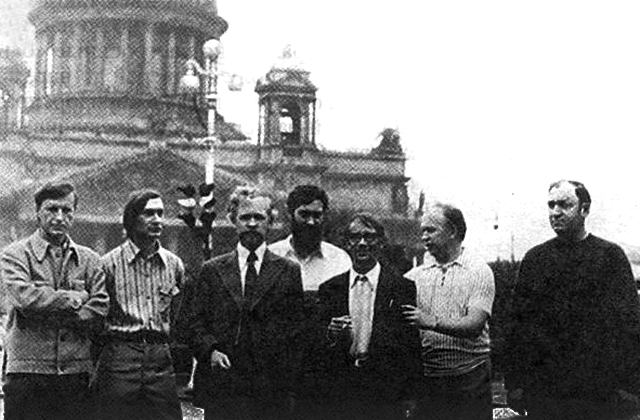 Члены ВСХСОН после освобождения из заключения у Исакиевского собора в Ленинграде, 1976